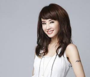 【GG扑克】老板和美女边摸腿边亲 小学女生妇科检查