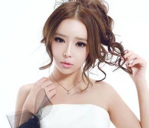 【GG扑克】女同学下面粉粉嫩嫩的 摄影棚里暴露女友小莹