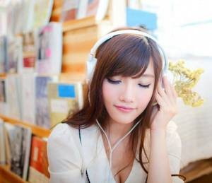 【GG扑克】胸好大摸得她出水 吃到女朋友的胸她叫了污