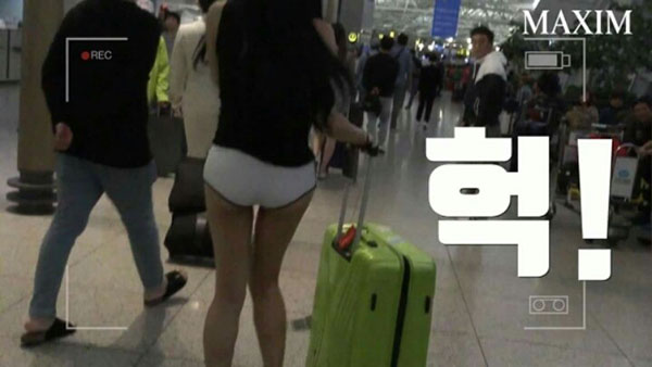 【GG扑克】四次元美少女現身機場,臀部微笑線表露無遺連海關都要特別關注啦