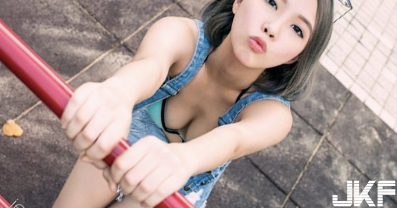 【GG扑克】太正了!「地方的公園」驚見正妹「著內衣玩單槓」好胸猛!路人都不知道眼睛該擺哪啦~