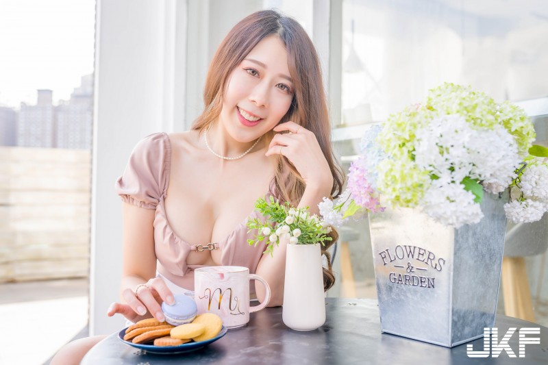 【GG扑克】巨乳長腿妹「貝貝Beibei」悠閒午後時光!火辣爆乳穿搭好迷人!
