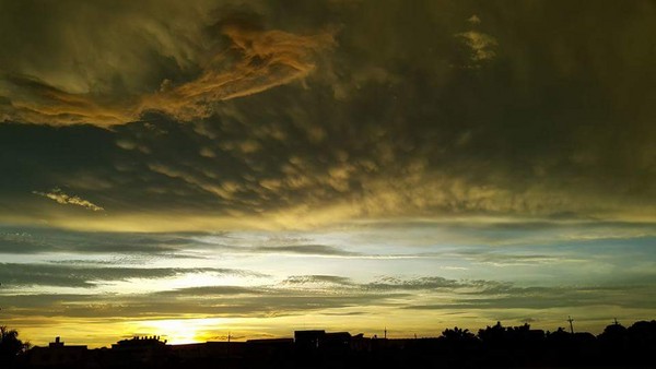 【GG扑克】天佑台中?天空出現「黃金龍」 網:有人收齊七龍珠了