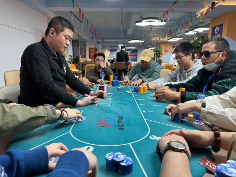 【EV扑克】汕头南湾杯｜66今日不太6，金刚撞车同花顺，恭喜王士元140.5W记分牌斩获主赛Day2CL!