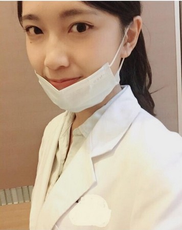 【GG扑克】掛號櫃檯又爆炸了啦!一張照片讓你想受傷「甜美物理治療師」讓網友五十肩發作