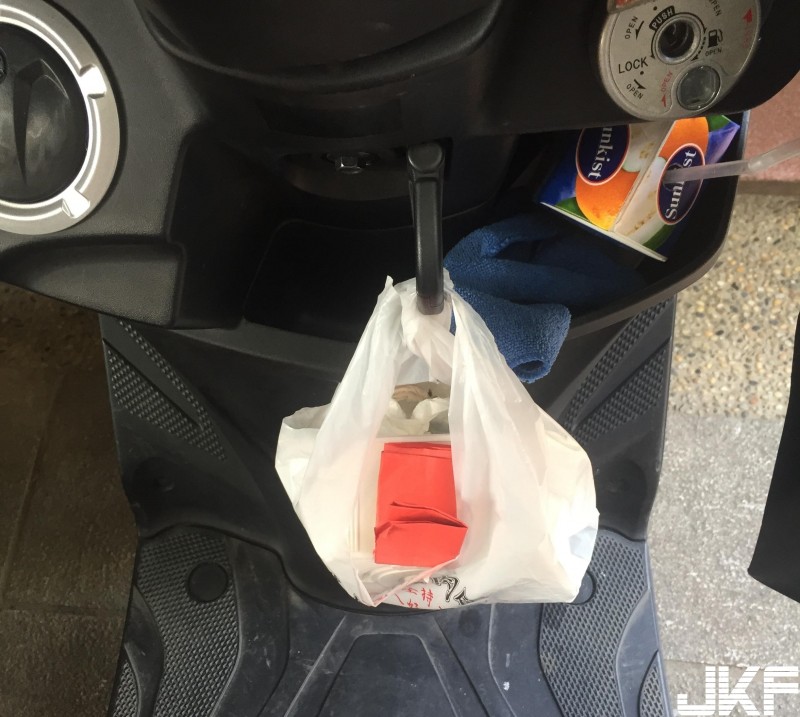 【GG扑克】機車被放紅紙?!這樣搞會嚇死人耶~