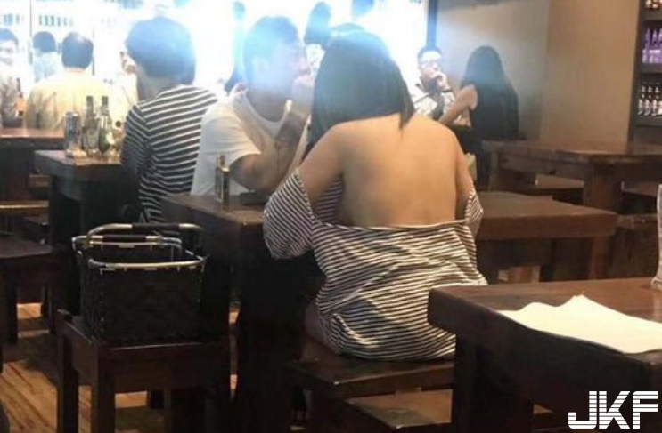 【GG扑克】夏天到!奇葩秀乳妹爽吃麵 「渾圓飽滿形狀」全露出…男人都酥麻了