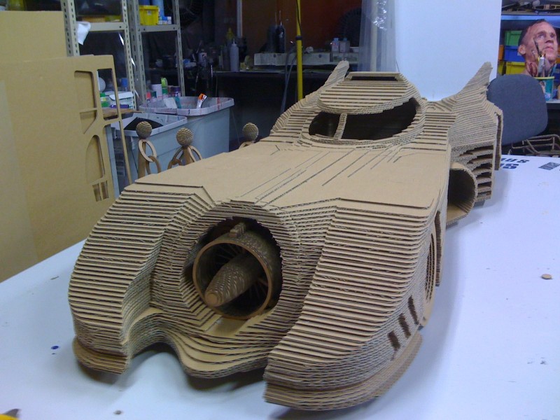 【GG扑克】紙箱職人用複雜切割面還原鋼彈UC新安洲&柯博文站眼前