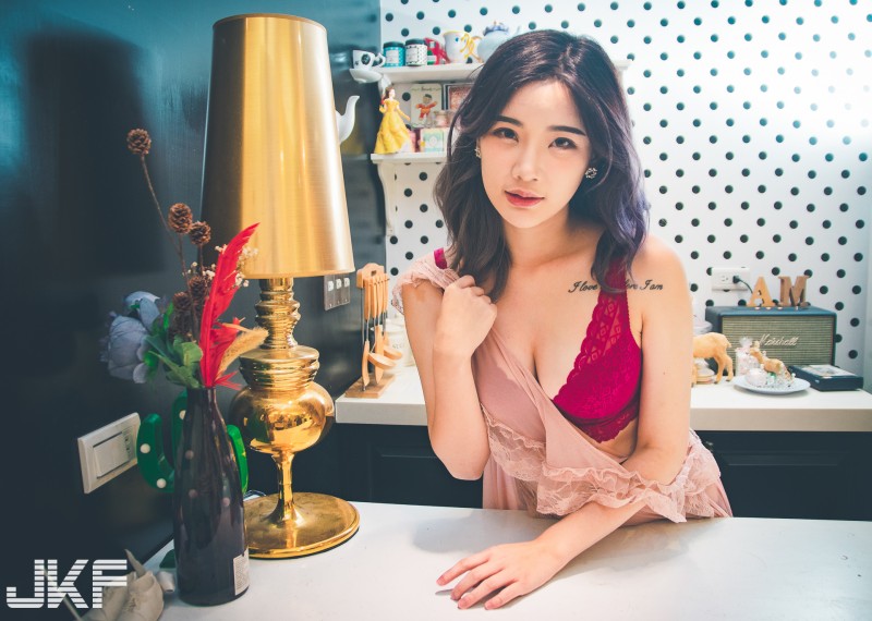 【GG扑克】清純小廚娘「Yvonne」爆乳趴料理台,送上粉嫩甜美的「火辣美體」!