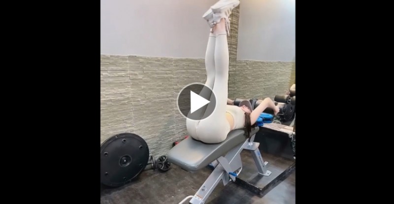 健身房遇見「長腿妹子」抬腿練下腹　渾圓蜜桃讓其他人險把持不住