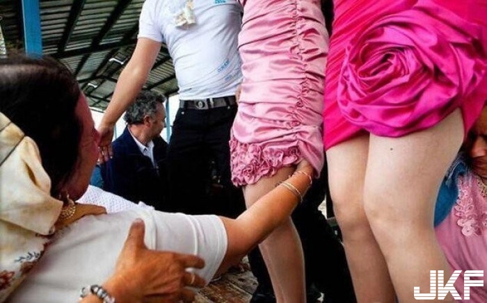 【GG扑克】吉普賽妹子任人揉奶捏腿!「新娘市集」驗貨完直接回家啪~