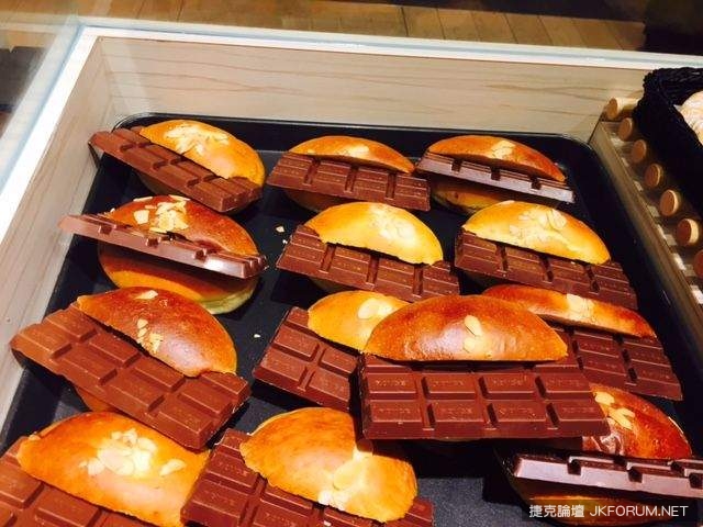 【GG扑克】巧克力控要瘋了!這麵包裡竟夾了一整片巧克力?網友:老闆真豪邁