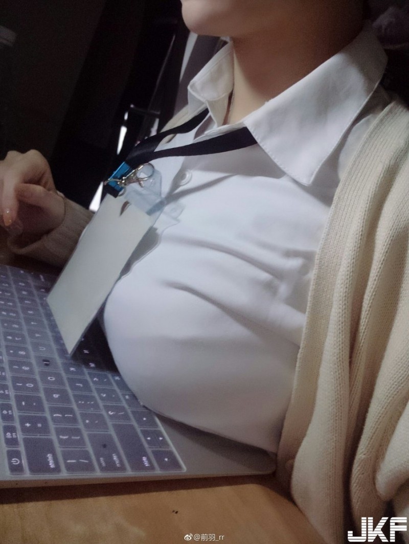 【GG扑克】好胸！壞脾氣正妹「乳壓鍵盤」放好放滿，看得我都要喘不過氣了….