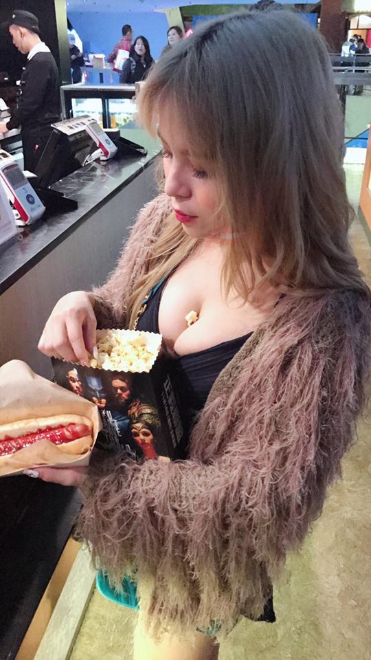 【GG扑克】衝一波電影院了！爆乳妹子看電影不安分「乳夾爆米花」還貪心的想吃「大熱狗」….