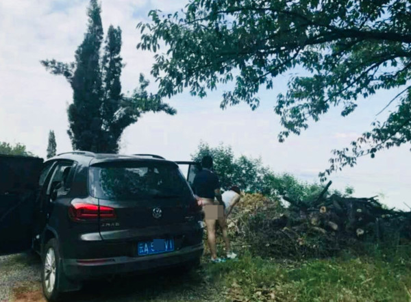 【GG扑克】野外激情！離婚人妻偷啪黑衣男　「90度交纏」辣照流出…網友狂敲碗