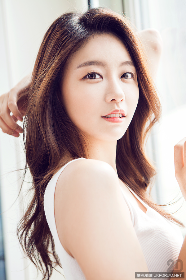 【GG扑克】佔據學校版面甚至連製作單位都曾打電話詢問，網友期待成為第二個性感女團成員的佳英