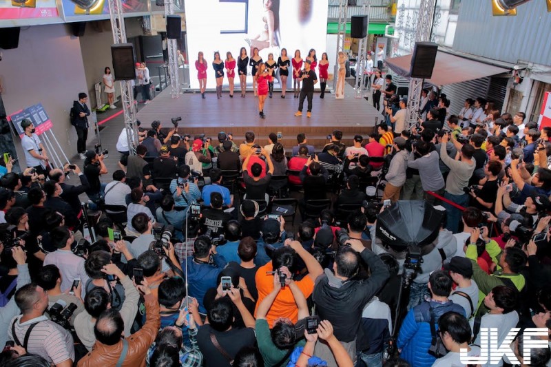 【GG扑克】巨乳辣模辛尤里「害羞磨蹭」讓台下粉絲受不了！