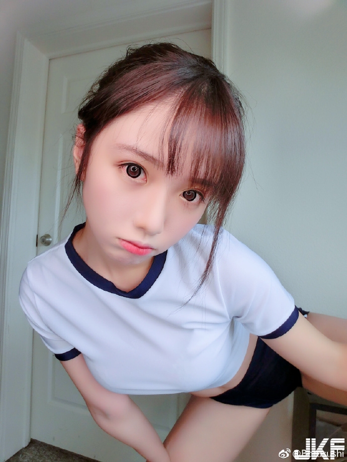 【GG扑克】合身體操服也擠出了大歐派！白皙正妹「Borusushi 」衣服下隱藏了超渾圓胸型….