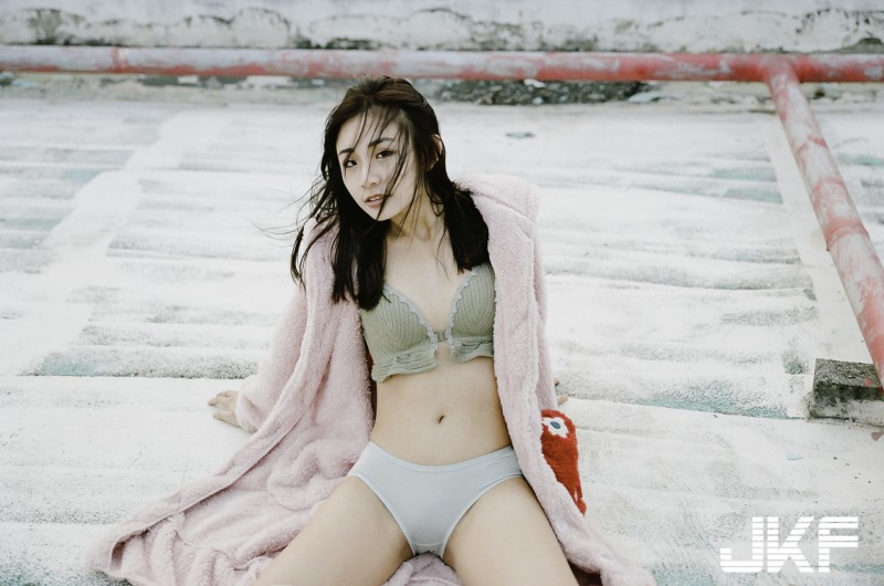 【GG扑克】清秀可人的正妹「Hanna憨憨」天臺大膽秀苗條身材，貼身底褲「曲線好迷人」！