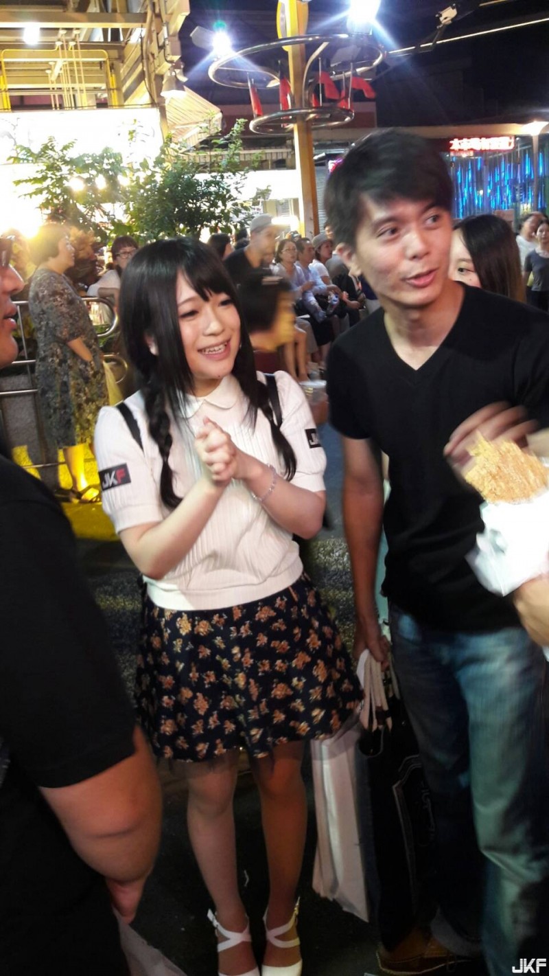 【GG扑克】發生什麼事！士林夜市暴動竟是因野生女優出沒！