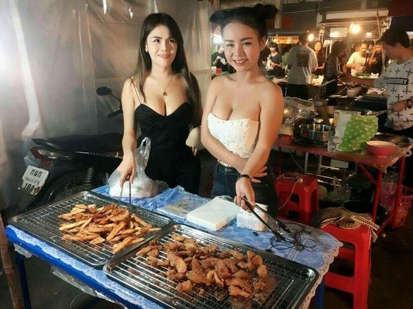 【GG扑克】超火辣！巨乳炸香蕉攤正妹老闆娘超「胸」！客人一直掏….