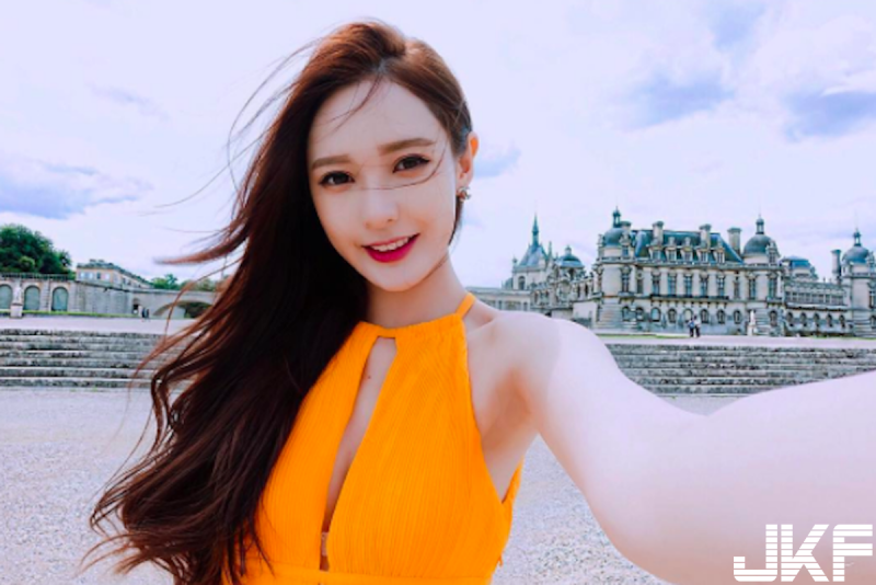 【GG扑克】「童顏爆乳妹」撞臉Angelababy，臉書解放美乳照「深溝實在太火辣」！