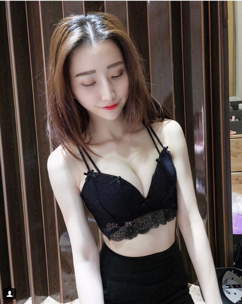 【GG扑克】活招牌！內衣網拍「老闆娘」自拍大秀火辣身材，鏡子前擠胸豐滿自拍讓我上火了！