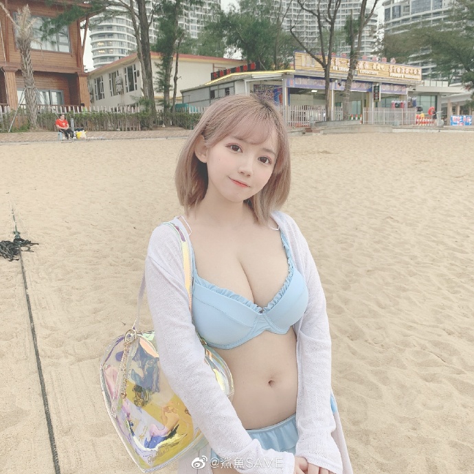 【GG扑克】沙灘發現「超兇白嫩正妹」飽滿事業心太亮眼！甜美的「天菜顏值」氣質瞬間滿出來